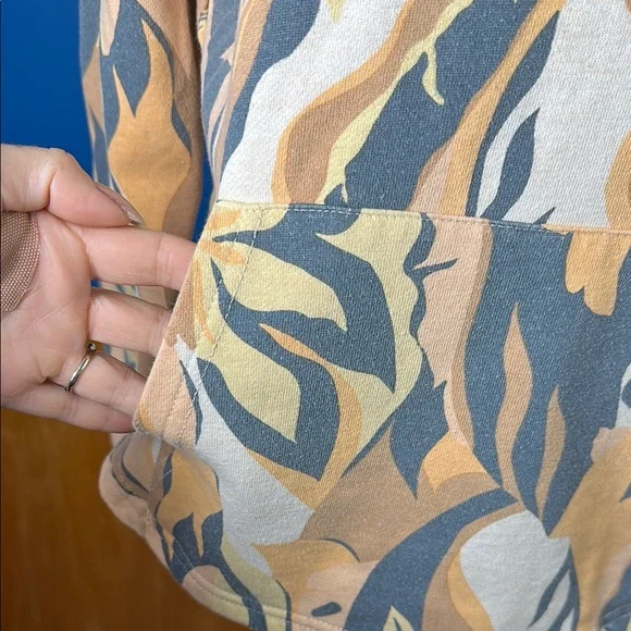 Floral Quarter-Zip Pullover - Picture 4 of 9